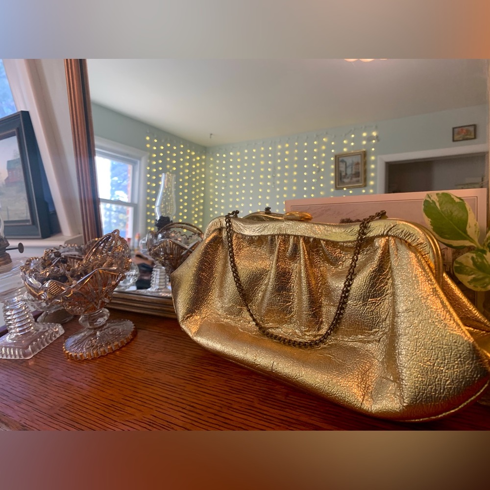 VINTAGE✨ Gold Metallic Purse with Chainlink Handle!
